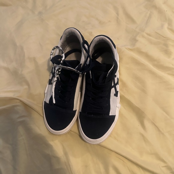 It’s authentic Gucci flashtreck used like new with original box and dust bag - Picture 2 of 8